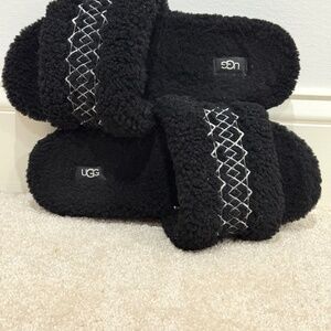 UGG Women’s Fluffy Slide Slippers – Black And White